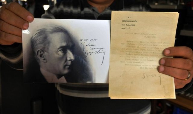 Bu fotoğraflardan birinin halen Galatasaray Kültür ve Sanat Merkezi'nde sergilendiğini, diğerinin ise Ankaralı bir koleksiyonerde olduğunu dile getirdi.