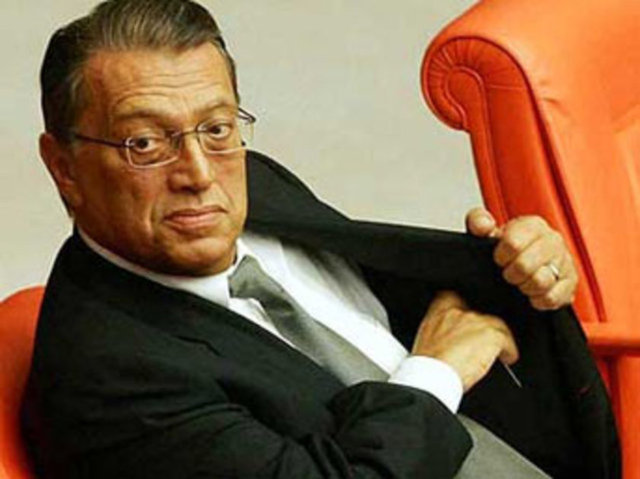 Yine ülkemizin Başbakanlığını yapmış Mesut Yılmaz Galatasaray taraftarı idi.