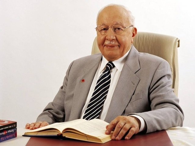 Türkiye'nin önemli siyasetçilerinden ve Başbakanlık yapmış olan merhum Necmettin Erbakan ise herhangi bir takım tutmadığını beyan etmiştir.