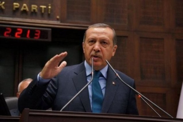 Türkiye'de politika her ne kadar gündemin baş sırasını işgal etse de bakanlar dahil olmak üzere hemen herkesin en büyük tutkusu da tartışmasız futbol. İşte siyasetçilerin gönül verdiği takımlar: