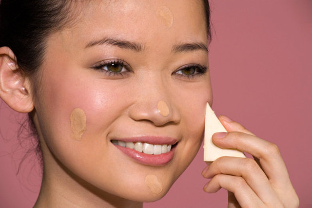 Barındırdığı özellikler ile, kullanıldığı andan itibaren ciltte kusursuz bir görüntü sağlayan BB kremler, cildi nemlendiriyor, renk dengesini düzenliyor ve SPF özelliği ile cildi zararlı ışınlardan koruyor.