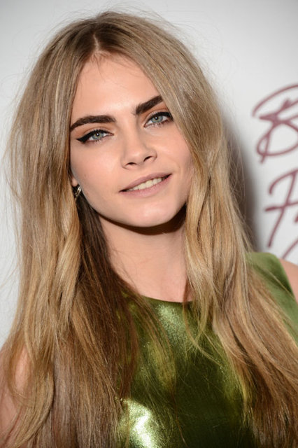 Cara Delevingne gibi efsane kaşlara sahip olmak için, kaş şeklinizi mutlaka yüzünüze göre seçmeniz gerekiyor. Bunu da işin uzmanı bir kişiye bırakırsanız, etkileyici kaşlara sahip olabilirsiniz.