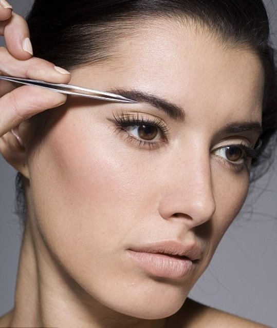 KAŞLARIMA NASIL ŞEKİL VEREBİLİRİM? Eskilerin "kaş, göz gerisi söz" deyimi oldukça doğru olduğundan mıdır bilinmez, kadınların en çok araştırdıkları konulardan biri de kaşlarını nasıl şekillendirebilecekleri.