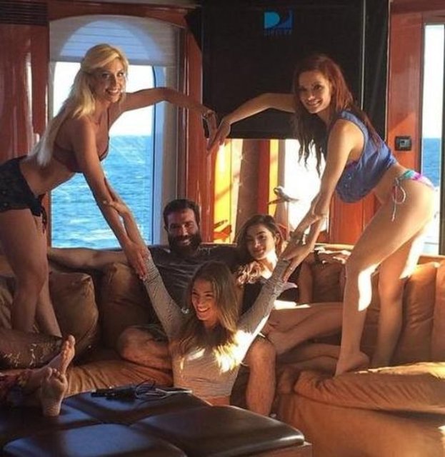 Bilzerian adını dünyaya Instagram sayesinde duyurdu.