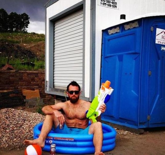 Parodisini yaptığı Dan Bilzerian kadar ünlü olur mu bilinmez ama sadece 3 ayda dikkatleri üzerine çekmeyi başardı Nad Bilzerian.