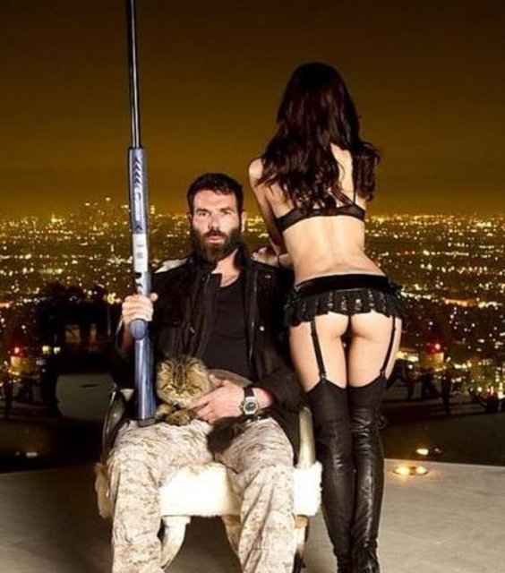 Güzel kadınlar, pahalı arabalar, silahlar hayatının başrolünde.