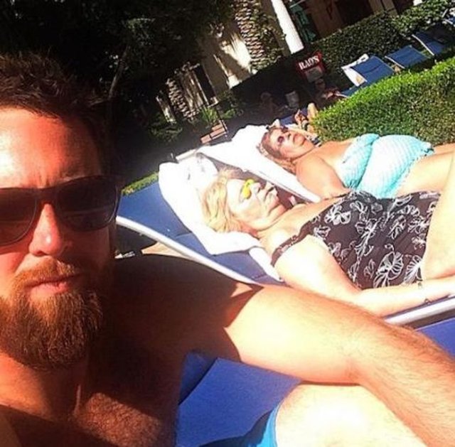 İşte "fakir ama gururlu genç" Nad Bilzerian'ın paylaştığı fotoğraflar. Onları Dan Bilzerian'ın paylaşımlarıyla karşılaştırmak insanı gülümsetiyor...