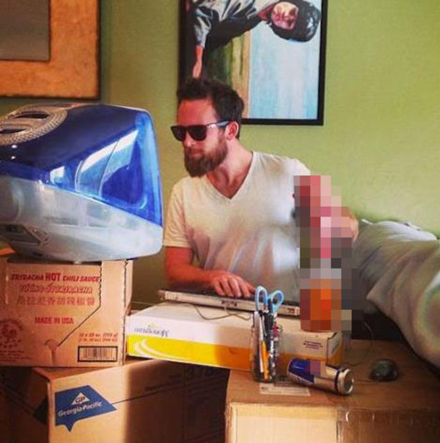 Durum böyle olunca onu ti'ye alanlar da çıkıyor elbette. Bunlardan biri de kendisini "fakir, gururlu ve oyuncu" olarak tanıtan Nad Bilzerian.