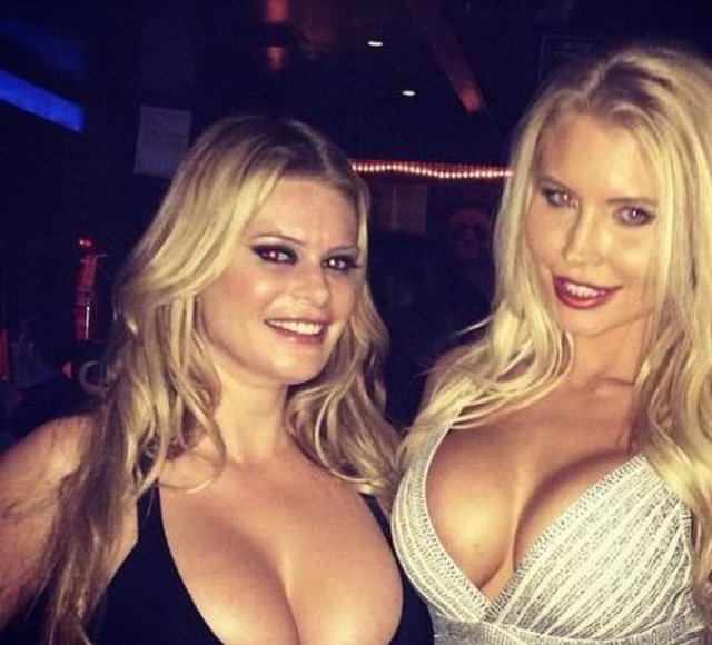 Çok ünlü dergilerin de aralarında bulunduğu birçok dergi için objektif karşısına geçen Sarah Stage şimdi de Instagram'ın fenomeni haline geldi.