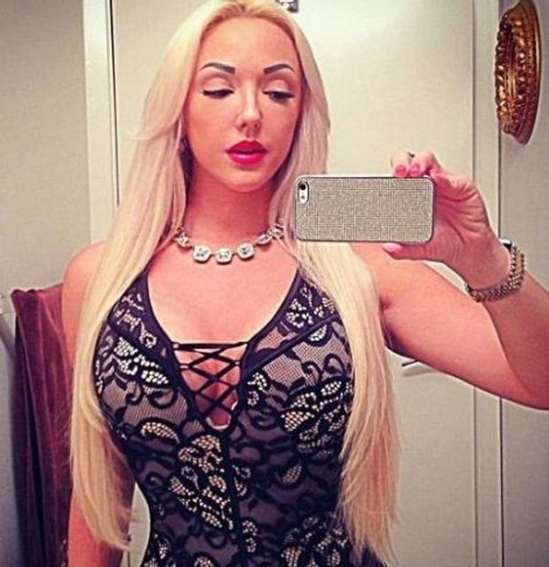 Aynı zamanda 59 yaşındaki annesi Carmen Hara ile birlikte yaşam koçluğu ve kişisel antrenörlük de yapan Alexandra Harra şimdi ülkesi Romanya'nın Kim Kardashian'ı olarak anılıyor.