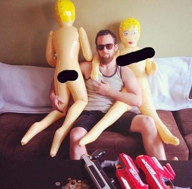 Servet değerinde yatlar, deste deste dolarlar, yanında da birbirinden güzel kadınlar...Instagram'ın Playboy'u olarak tanınan Dan Bilzerian, birçok insanın hayal gücünü kışkırtan paylaşımlarıyla kısa sürede fenomen haline geldi.