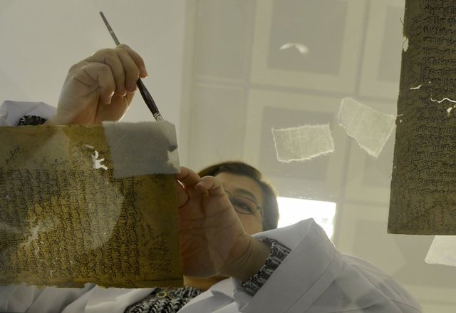 AA, depolara girdi  - Bu iddialara ilişkin Osmanlı Arşivi'nin tüm depolarının ve diğer bölümlerinin kapılarını AA'ya açan Ünal, evrakların sağlıklı bir şekilde korunması konusuna ilk kez 1980'lerde el atıldığını anlattı.