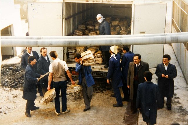 "Evrakı tamir ediyoruz"  - Uğur Ünal, evrakın, yeni bina yapılana kadar istenilen ortamda muhafaza edilmediği için zarar gördüğünü belirterek, şu ifadeleri kullandı: