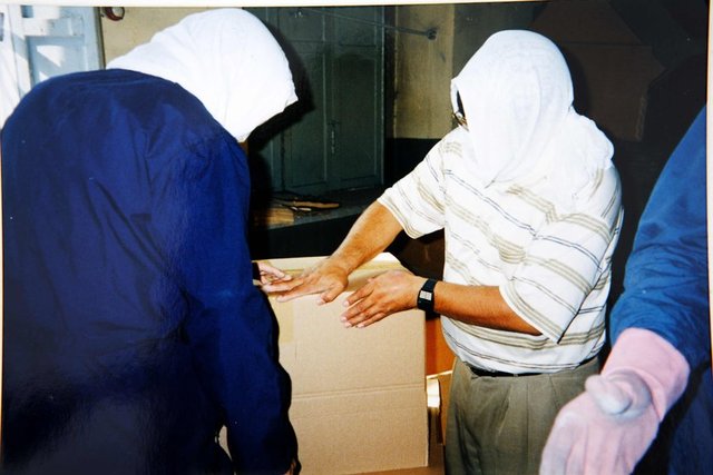 Hastal'da, Bayezıt'ta, Pertevniyal Lisesi'nde, Sultanahmet'te ve Süleymaniye'de ve bu evrak orada ister istemez rutubete, toza, neme, yağmura maruz kalmış."