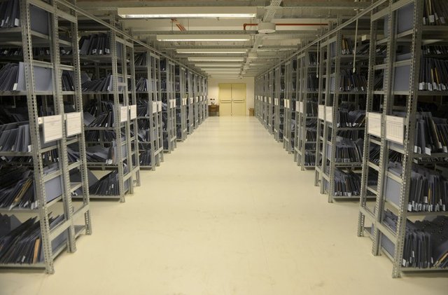 Ünal, evrakları bu durumdan kurtaran arşivcilerin de çok büyük fedakarlıklarla çalıştıklarını kaydederek, şunları söyledi: