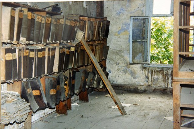 "Devlet merkezi Ankara'ya gidince Osmanlı'dan kalan bürokratik evrak yer değiştirmemiş. Alfabe de değişince bunları okuyanlar azalmış ve bunları çeşitli medrese binalarına koymuşlar ancak buralar kullanılmadığı...