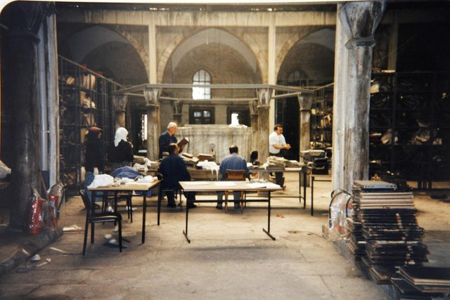 Fotoğraflarda, Osmanlı Devleti'nin yıkılmasından sonra farklı binalarda ve depolarda tutulan kıymetli evrak ve belgelerin, 1980'e kadar adeta kaderine terk edildiği görülüyor.