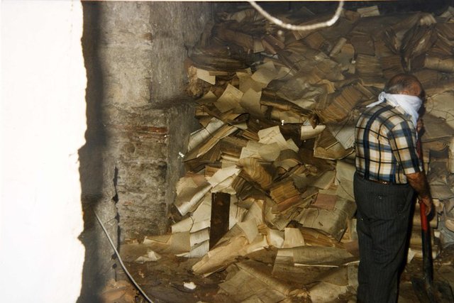 "Biz burada 72 depoda bu evrakları muhafaza ediyoruz. 100'ün üzerinde depo var ama 72 depo tamamen evrakla dolu vaziyette. Burada arşivcilik sistemine göre son derece modern bir teknoloji uygulanıyor.