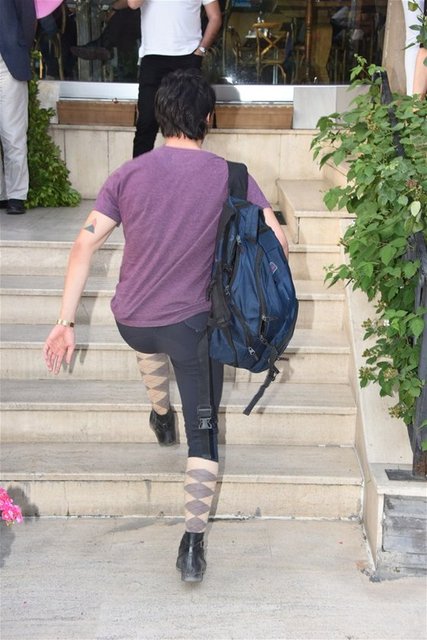 Görüntülenmekten rahatsız olan Uzay, koşar adım uzaklaştı. (Makaron)