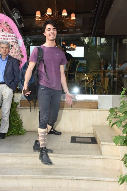 Uzay, ilginç giyim tarzıyla dikkat çekti.