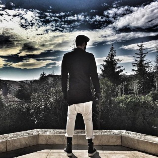 Daha öncede giydiği kıyafetlerle ilgi çeken Tatlıses'in bu paylaşımına yorum yağmıştı.