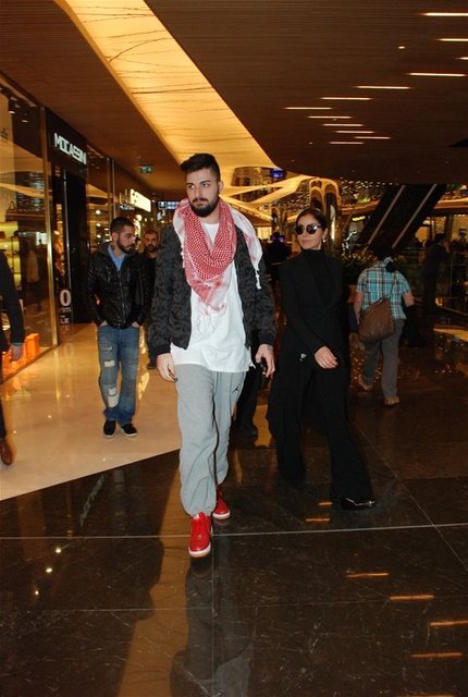 Tatlıses önceki gün annesi Derya Tuna ile alışverişe çıktı. Belli bir tarzı olmadığını moduna göre her tarzı denediğini söyleyen İdo, boynundaki kırmızı poşuyu, kırmızı spor ayakkabılar ve eşorfmanla tamamladı.