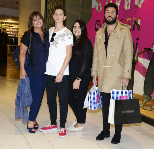 Sibel Can'ın sıra dışı giyim tarzıyla tanınan oğlu Engin Can Ural, Temmuz sıcağında giydiği paltoyla da herkesi şaşırtmıştı.