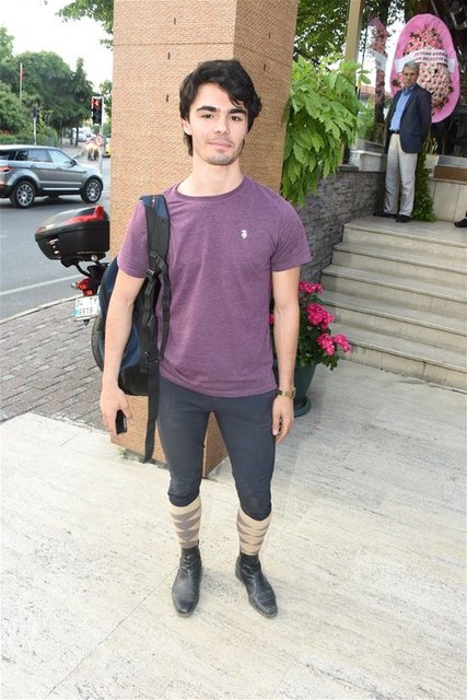 Modacı Zeynep Tunuslu'nun 1996'da motor kazasında kaybettiği eşi müzisyen Uzay Heparı'dan dünyaya gelen oğlu Uzay Kanat, Etiler'de bir davete katıldı.