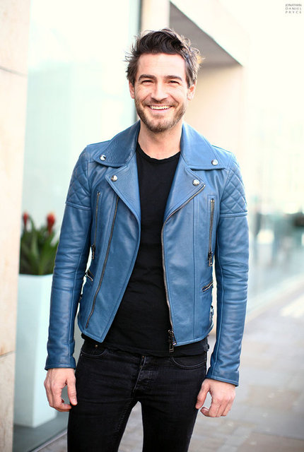 Rengi ne olursa olsun deri ceketinizi, bir t-shirt ve bir jean ile tamamladığınızda bile, son derece etkileyici olacağınızdan şüpheniz olmasın.