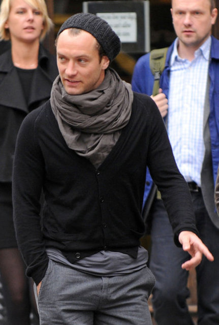 Karizmatik bir etki yaratmasının yanında, bir t-shirt ile kombin edildiğinde bile, farklı bir hava katıyor. Özellikle beanie bereler, celebrity'lerin de gözdesi haline gelmiş bir parça.