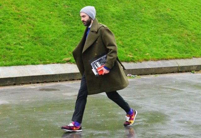 Sneaker. İyi bir sneaker, yazın da kışın da, çok rahat kullanılacak bir aksesuar. Üstelik, artık, değişen çizgiler sayesinde istediğiniz her şeyin altına giyebilirsiniz. Tabii belli bir uyumu yakalamak şartı ile.