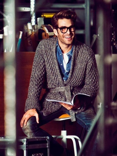 Jean gömleğinizin içine giyeceğiniz beyaz basic bir t-shirt şık duracaktır. Bu ikiliyi, bir hırka ile tamamlayabilirsiniz.