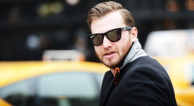 Doğru güneş gözlüğü. İnanın bana, yüz hatlarınıza ve tarzınıza uygun seçilmiş havalı bir güneş gözlüğü görüntünüzü tamamen değiştirebilir.