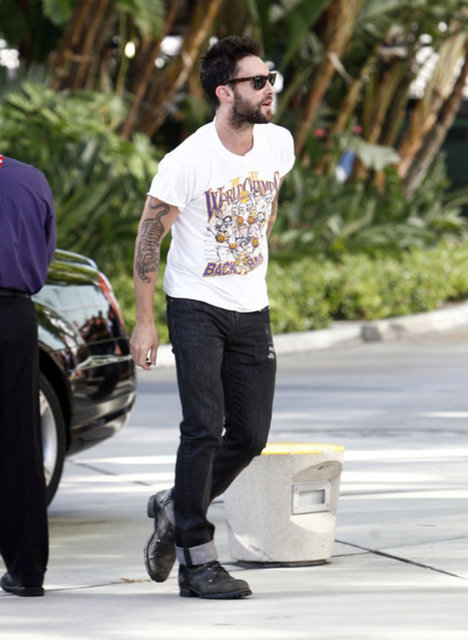 Biri sürekli kullanabileceğiniz olmak üzere, en az iki farklı güneş gözlüğü, çok sıradan bir kombini bile hareketlendirmeye yetecektir.