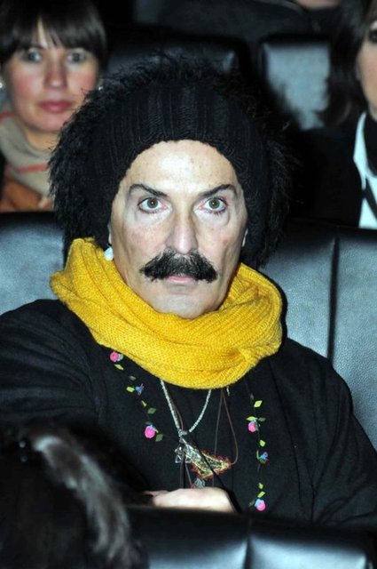 Ünlü modacı Cemil İpekçi, Nur Yerlitaş'a ağır göndermeler yaptı.