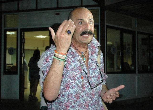 İpekçi, bir tarz programında jüri üyeliği yapan Yerlitaş'ı kastederek "Yerinden kalkamayıp başına fiyonk takmakla, bir okka makyajla tarz olunsaydı sirkteki hokkabazlar olurdu...