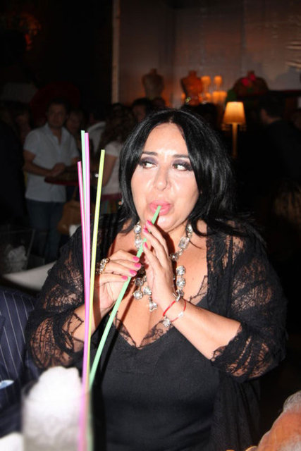 İpekçi, Nur Yerlitaş hayranlarından gelen "Nur'u sana yedirmeyiz" tweet'lerinin ardından yazdıklarının bir kısmını sildi.