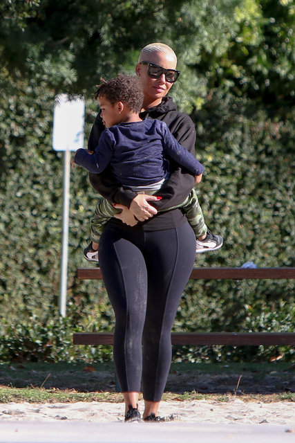 Bir erkek çocuk sahibi olan Amber Rose, ayrıldığı sevgilisi Khalifa ile bir süre önce barıştı.