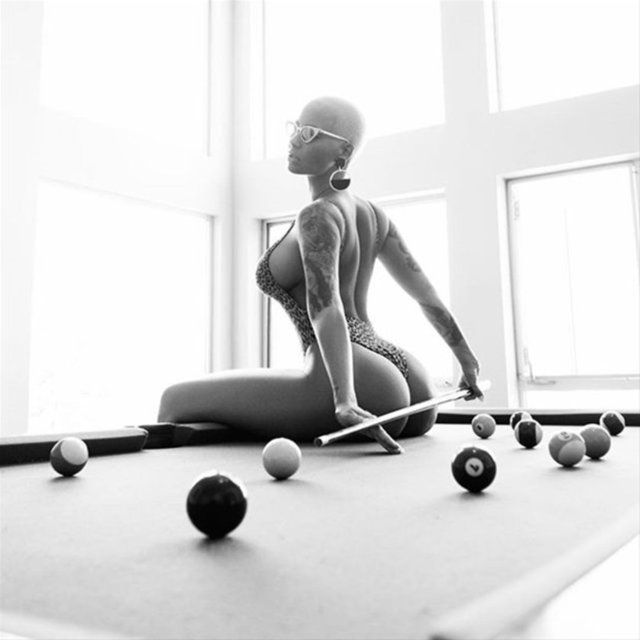 Amber Rose, Instagram hesabından paylaştığı fotoğraflarda seksi bilardo tekniğini ortaya koydu.