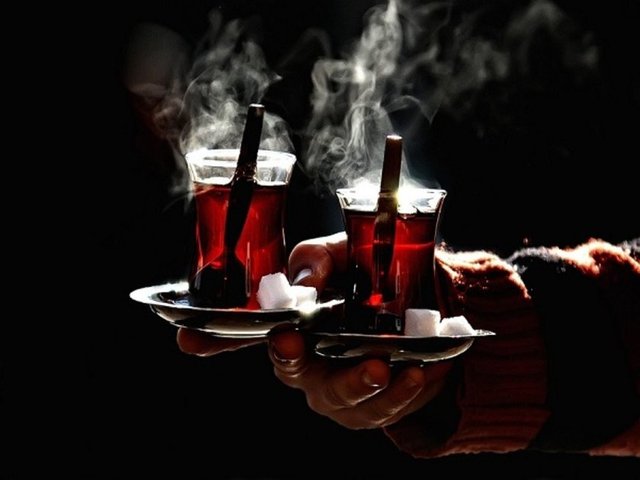 Çaylara farklı tatlar katmak için... - Çaya ayrı bir tat ve koku vermek istiyorsanız kavanozun içine, bir dilim elma ya da portakal kabuğu atın. Hatta çay demlerken portakal ve limon kabuğunu rendeleyerek de kullanabilirsiniz.