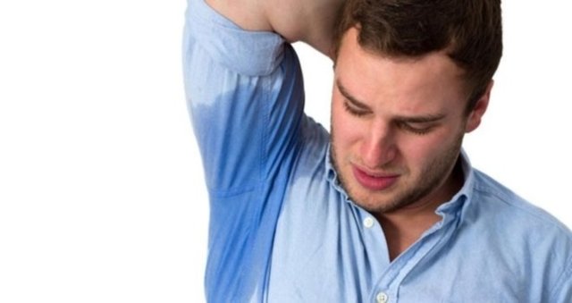 Terleme problemi yaşıyorsanız ve duş almaya vaktiniz yoksa...  - Hemen kadınlar tuvaletine gidin ve birkaç kağıt havlu koparın. Kokulu antibakteriyel sıvı sabunu kağıt peçeteye dökün ve o bölgeyi silin. Ancak sonrasında iyice kurulamayı unutmayın.