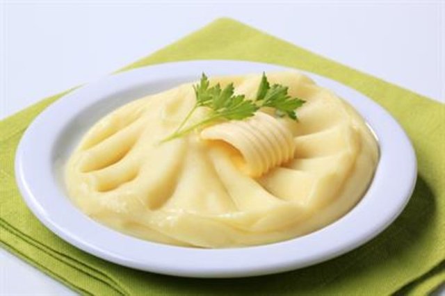 Lezzetli püreler yapmak için... - Patates püresini yaparken daha bir lezzetli olmasını istiyorsanız, içine süt de katabilirsiniz. Ama ne kadar süt katacağınızı kestiremiyorsanız, süt yerine süt tozunu tercih edebilirsiniz.