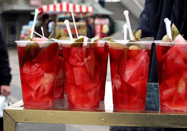 Egzersiz sonrasında kaslarınız geriliyorsa...  - Kulağa garip gelebilir ama birkaç yudum turşu suyu için. Bu, anında gevşemenizi ve ağrının giderilmesini sağlar.