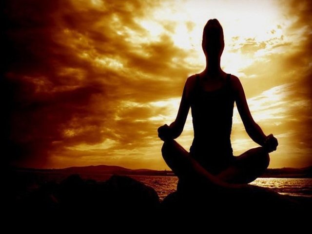 Yavaşça nefes alıp verin, hızla rahatladığınızı hissedeceksiniz. Eğer bu işe yaramıyorsa bazı meditasyon tekniklerine başvurabilirsiniz.  Örneğin beş dakika süreyle gözlerinizi kapatın ve bir ormanın ortasında olduğunuzu hayal edin.