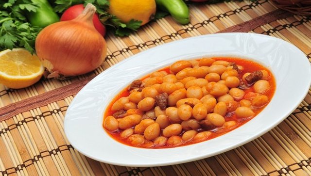 Kuru fasülye pişirirken... - Lezzetle yiyeceğiniz kuru fasulyelerin tanelerinin dağılmadan ve ezilmeden pişmesini istiyorsanız, tuzu, salçayı ya da domatesleri, fasulyeler yarı piştikten sonra ekleyin.