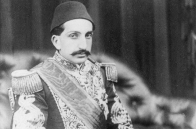 Sultan II. Abdülhamid Han Cevizin kabuğunu kırıp özüne inmeyen, cevizin hepsini kabuk zanneder.