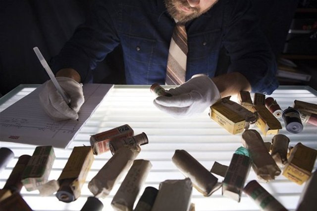 2. Dünya Savaşı'nda elinde silahıyla mücadele eden bir asker, askerlik tecrübesinin nasıl bir şey olduğunu herkese göstermek için, fotoğraflarla dolu olan tam 31 tane film rulosu kaydetti.