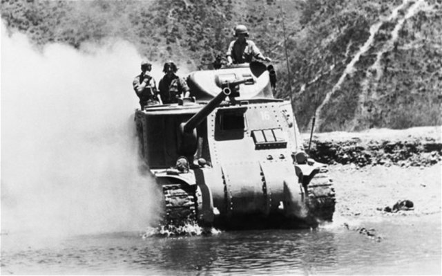 II. Dünya Savaşı'nın çeşitli aşamalarında Müttefik Devletler olarak SSCB, ABD, İngiltere, Fransa, Çin, Polonya, Kanada, Avustralya, Yeni Zelanda, Çekoslovakya, Yunanistan, Norveç, Hollanda, Belçika, Brezilya, Güney Afrika birlikte aynı cephede savaştı.