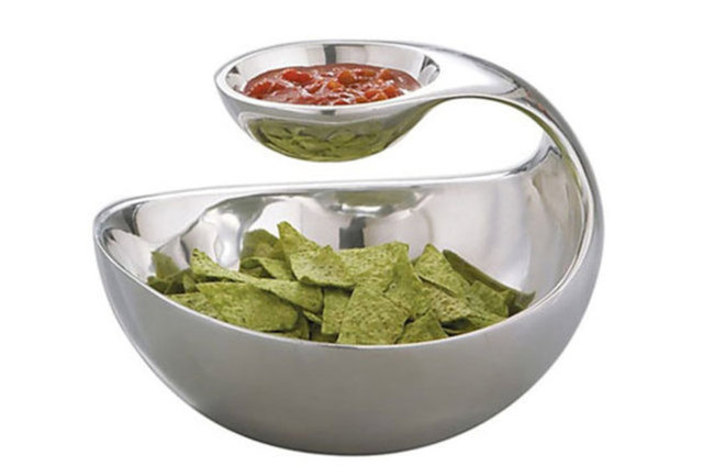 Sosluk ile birlikte cipslik. içeceği nereye koyacağız diye sorarlar adama! tamam yanına koyacağız öylece