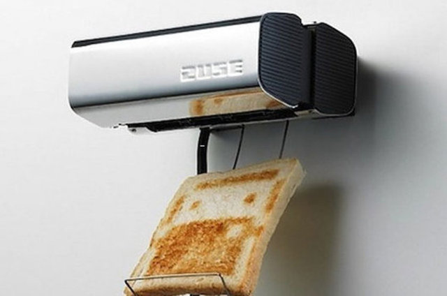 Ve duvara monte edilmiş başka bir mutfak aleti. Tost makinesi